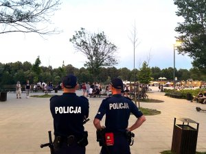 policjanci patrolują Park Lisiniec