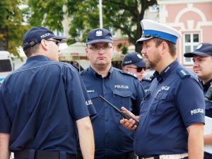 policjanci w mundurach rozmawiają ze sobą