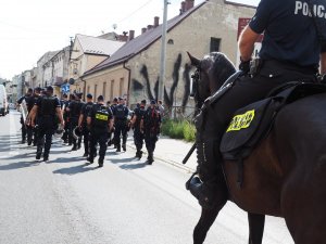 policjanci na koniach podczas zabezpieczenia