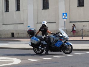 policjanci na motocyklach podczas zabezpieczenia przemarszu