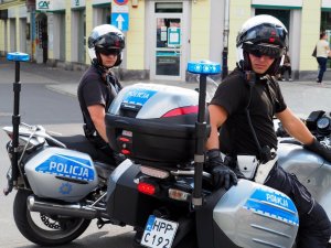 policjanci na motocyklach podczas zabezpieczenia przemarszu