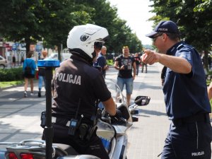 policjanci na motocyklach podczas zabezpieczenia przemarszu