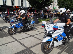 policjanci na motocyklach podczas zabezpieczenia przemarszu