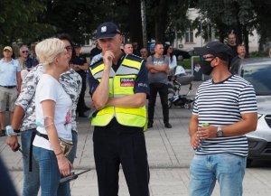 w tle policjanci rozmawiają ze sobą