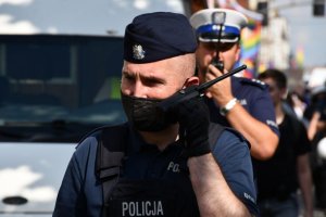 policjanci prowadzą korespondencje przez radiostacje