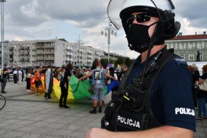 policjanci podczas zabezpieczenia pilnują przemarszu