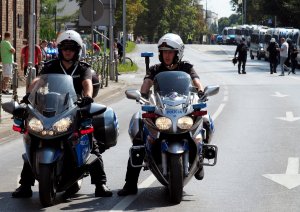 policjanci na motocyklach na jezdni