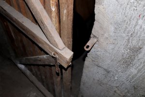 uchylone drzwi do piwnicy