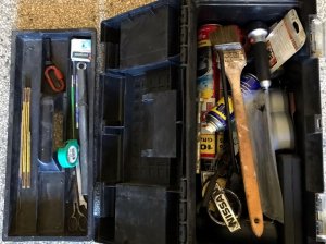 zbliżenie na walizkę z narzędziami