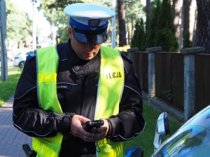 policjant sprawdza dokumenty kierowcy