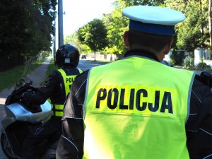 policjant podchodzi do kontrolowanego motocyklisty