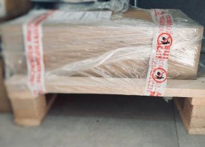 przesyłka zapakowana w karton ustawiona na drewnianej palecie