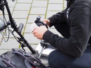 pracownik sklepu rowerowego pokazuje rodzaje dostępnych na rynku zabezpieczeń