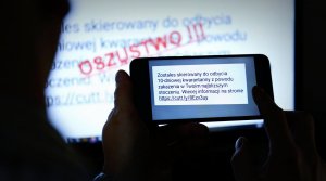 zdjęcie ekranu telefonu, na którym wyświetlona jest wiadomość o skierowaniu na 10-dniową kwarantannę