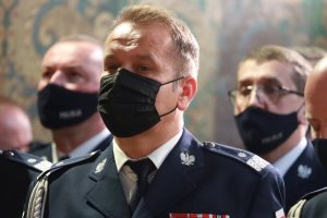 zastępca Komendanta Głównego Policji - zbliżenie na twarz zakrytą maseczką