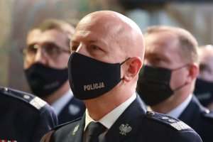 Komendant Główny Policji - zbliżenie na twarz (usta i nos zakrywa maseczka w ciemnym kolorze)