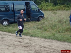 policjant w stroju sportowym podczas biegu