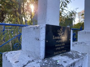 mogiła i grób policjanta policji państwowej na cmentarzu na Ukrainie