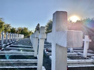groby poległych żołnierzy w Kowlu - w tle zachodzące słońce