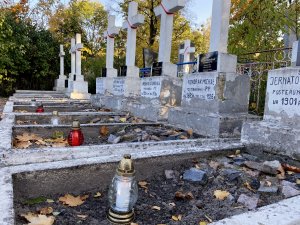groby poległych żołnierzy na cmentarzu z betonowymi krzyżami