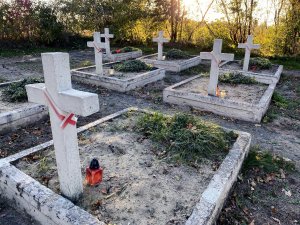 groby poległych żołnierzy na cmentarzu z betonowymi krzyżami