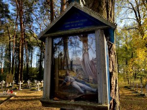 kapliczka powieszona na drzewie na cmentarzu w Zasmykach