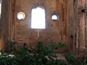 ruiny kościoła w Kisielinie porośnięte roślinami, gdzie w 1943 roku doszło do &quot;krwawej niedzieli&quot;
