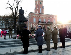 policjanci i przedstawiciele służb oddają hołd poprzez oddanie honoru