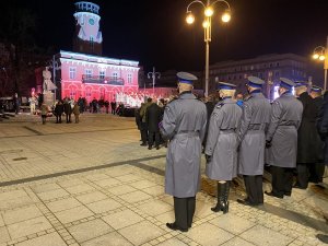 delegacja policjantów stoi przed pomnikiem Józefa Piłsudskiego przed złożeniem kwiatów