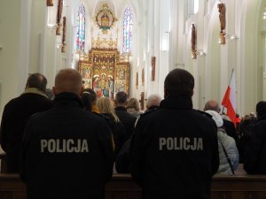 dwóch policjantów podczas mszy - w tle ołtarz
