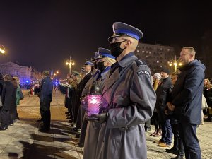 delegacja policjantów przed złożeniem znicza i kwiatów pod pomnikiem Józefa Piłsudskiego