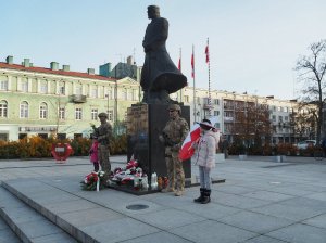 pomnik Józefa Piłsudskiego z wartą honorową żołnierzy po dwóch stronach