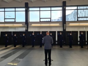 Komendant przemawia do nowo przyjętych policjantów