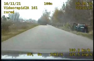 kadr z wideorejestratora - widać ciemny samochód w rowie