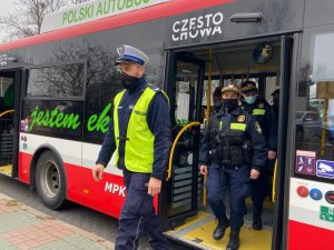 policjant i strażnicy miejscy wychodzą z autobusu