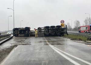 przewrócona cysterna na środku drogi