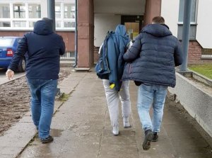 nieumundurowani policjanci prowadzą do Komendy Miejskiej Policji w Częstochowie zatrzymanego mężczyznę