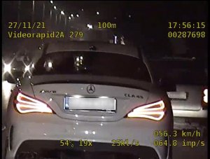 tył białego samochodu marki Mercedes