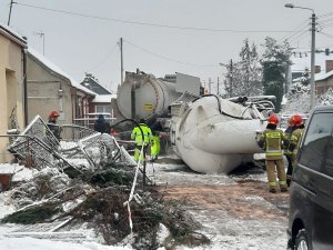 cysterna wywrócona leży na drodze