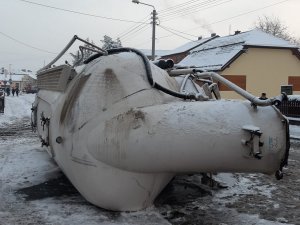 cysterna wywrócona leży na drodze