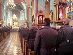 policjanci w ławkach podczas mszy w kościele