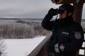 policjant patrzy w dal w kierunku pasa przygranicznego