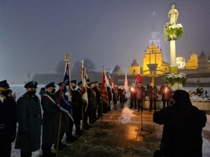 sztandar policyjny podczas uroczystości po zakończeniu mszy