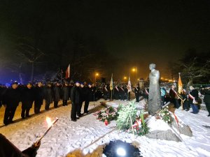 policjanci i przedstawiciele innych służb oddają hołd