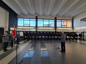 Komendant Miejski Policji w Częstochowie odczytuje rotę ślubowana dla 18 nowych policjantów