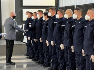 Komendant Miejski Policji w Częstochowie składa gratulacje nowym funkcjonariuszom