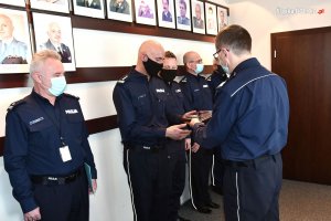 policjanci w mundurach otrzymują podziękowania od Komendanta Wojewódzkiego Policji w Katowicach