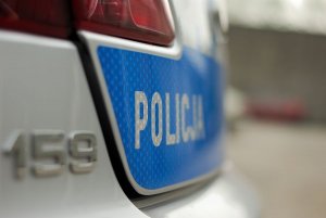 napis policja na tylnym zderzaku radiowozu