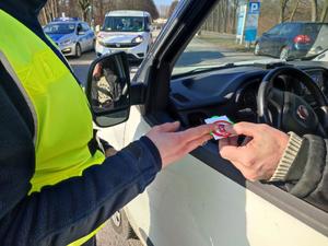 policjant przekazuje niewielkie gadżety w ramach akcji kierowcy