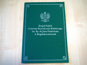 teczka z napisem Zespół Szkół Centrum Kształcenia Rolniczego imienia księdza doktora Jana Dzierżonia w Bogdańczowicach